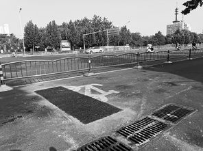 隔离桩拔了坑也修好了 郑州市民发现路面问题可拨打城管服务热线12319